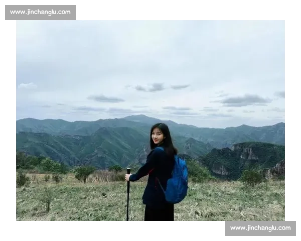 明星徒步同款!登山杖正确使用技巧全解析 明星徒步同款!登山杖正确使用技巧全解析